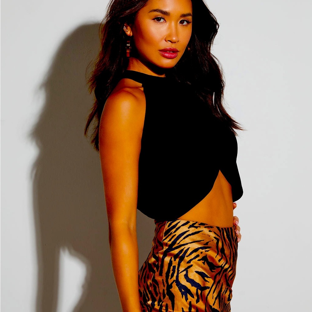 BY VICI BOUTIQUE PLUMA HALTER BLACK WRAP CROP TOP!❤️🎁